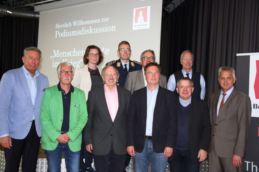 (links -1.Reihe ) Moderator Jürgen Lutter; Hermann-Josef Bentler, Mitglied Vorstand Kreisverband Volksbund; Dr.Peter Witte, Vertretung  pax christi; Prof. Dr. Rainer Pöppinghege, Historiker Uni Paderborn und Lüneburg, Hans-Dieter Heine,  Leiter Jungendbildung- und Jugendbegegnungsstätten des Volksbundes aus Kassel; Schulleiter Matthias Gross, Berufskolleg Schloss Neuhaus   (links -2. hintere Reihe ) Hanna Hittmeyer, Bildungsreferentin OWL des Volksbundes; Hauptmann Sebastian Linke, Jugendoffizier Bundeswehr;  Karsten Floren, Lehrer Berufskolleg Schloss Neuhaus; Dr. Rudolf  Wansleben, stellv. Vorsitzender Kreisverband Paderborn im  Volksbund (Foto: Kreis Paderborn, Bernhard Schaefer)